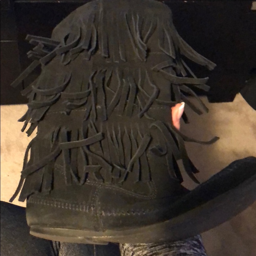 Minnetonka fringe boots size 9